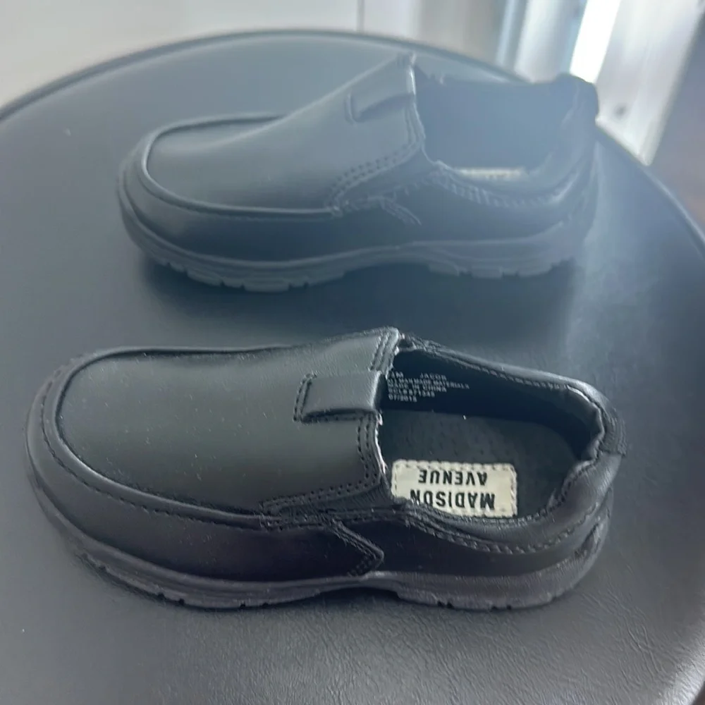 Madison Avenue Boys Black dress shoes size 7.5‎